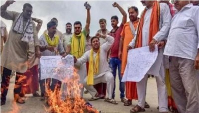 Hindu Priests Protest Against Hate Speeches on Sanatan Dharma by INDIA Alliance Leaders