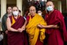दलाई लामा ने श्रद्धालुओं की भीड़ के बीच तिब्बत के लिए 'बीच का रास्ता' अपनाने की वकालत की