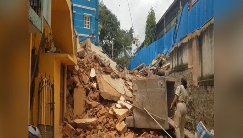 Shocking!: A 70-year-old building collapsed in Karnataka's Bengaluru