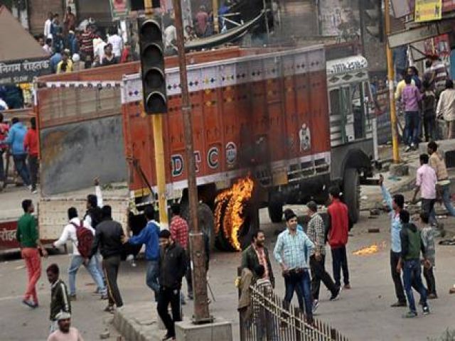 राजस्थान में उपद्रवियो ने सड़कों पर मचाया उत्पात, कई बसों को किया आग के हवाले