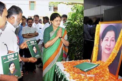 Sasikala: Is Panneer coming back in the morning?