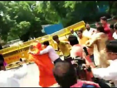 Watch: Swami Agnivesh attacked in Delhi while going to pay tribute to Atal Bihari Vajpayee