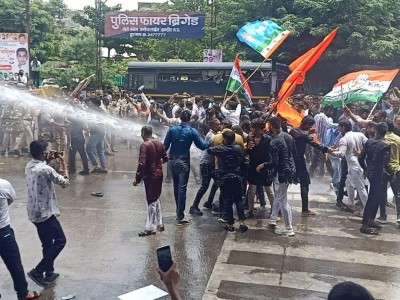 त्योहारों में छूट की मांग के विरोध में कांग्रेस कार्यकर्ताओं पर पुलिस ने किया लाठीचार्ज