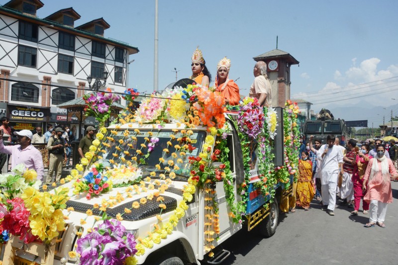 Srinagar: Janmashtami procession taken out after 32 years, Kashmiri Pandits rejoice