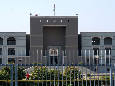 गुजरात के राज्यपाल को वापस बुलाने के लिए HC ने लगाया 25000 रुपये का जुर्माना
