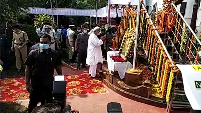 Odisha CM Pays Tributes To Netaji; Lays key stone For New Bus Terminus
