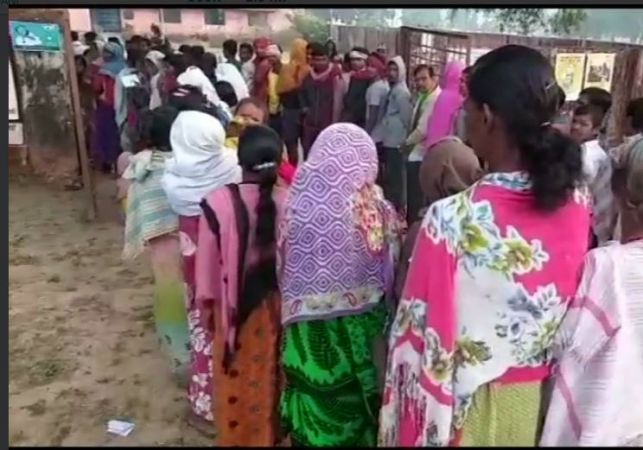 Chhattisgarh Assembly Elections Phase 1 LIVE UPDATES: Voting stops due to technical problem in the EVM at the Pink polling booth in  Sangwari