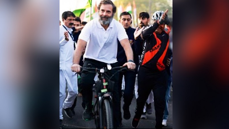 Bharat Jodo heads  for Ujjain in MP; Rahul Gandhi seen riding bicycle