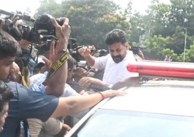 हैदराबाद में शहीद स्मारक पर हुई घटना में तेलंगाना कांग्रेस प्रमुख रेवंत रेड्डी और अन्य नेताओं को हिरासत में लिया गया