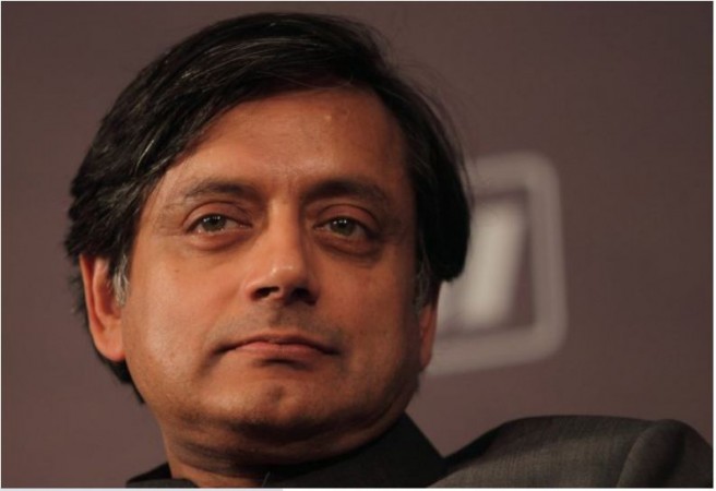 Gandhi family has no objections with me running for party leader: Tharoor