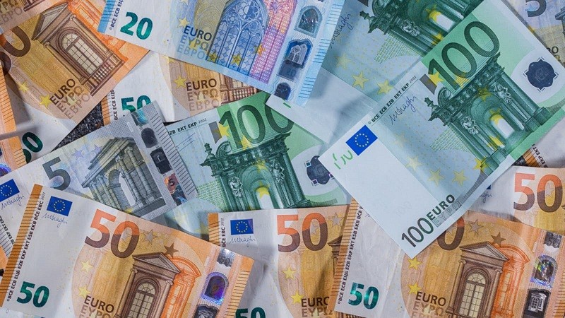 FOREX-Euro goes up as ECB officials affirm rate hike plans