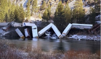 Los Angeles: Train derails across river in US Montana