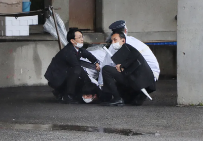 PM of Japan leaves after explosion during speech in Wakayama