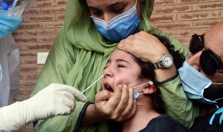 पाकिस्तान में कम नहीं हो रहा कोरोना का कहर, बढ़ते संक्रमण ने लोगों को किया परेशान