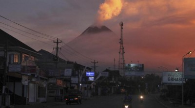 इंडोनेशिया के माउंट मेरापी में फटा ज्वालामुखी