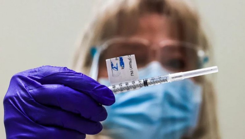इज़राइल ने कोविड वैक्सीन की तीसरी खुराक के लिए कम की आयु सीमा