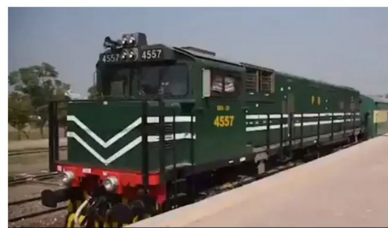 पाकिस्तान में ट्रेन ड्राइवर ने दही खरीदने के लिए रुकी ट्रेन, विभाग ने ड्राइवर को सस्पेंड  किया