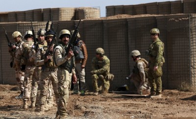 एक इराकी सैन्य हवाई क्षेत्र के खिलाफ छह रॉकेट दागे गए जिसमें अमेरिकी सलाहकार थे