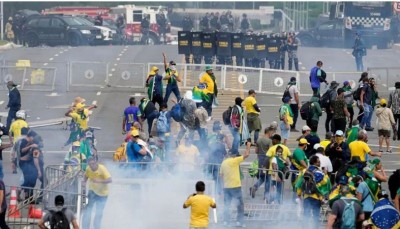 Pro-Bolsonaro protesters storm Brazil Govt offices, 100s arrested