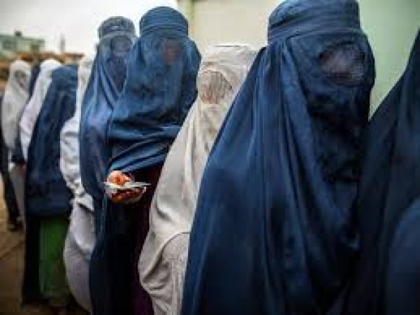 अफगानिस्तान: काबुल में पोस्टर, महिलाओं को हिजाब पहनने की याद दिला रहे हैं