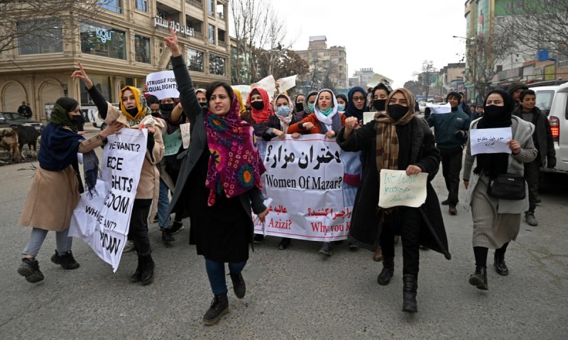Burning Taliban deny arresting female protester