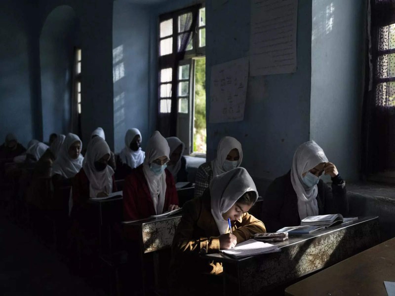 तालिबान ने मार्च में लड़कियों के लिए  हाई स्कूलों को फिर से खोलने की योजना बनाई