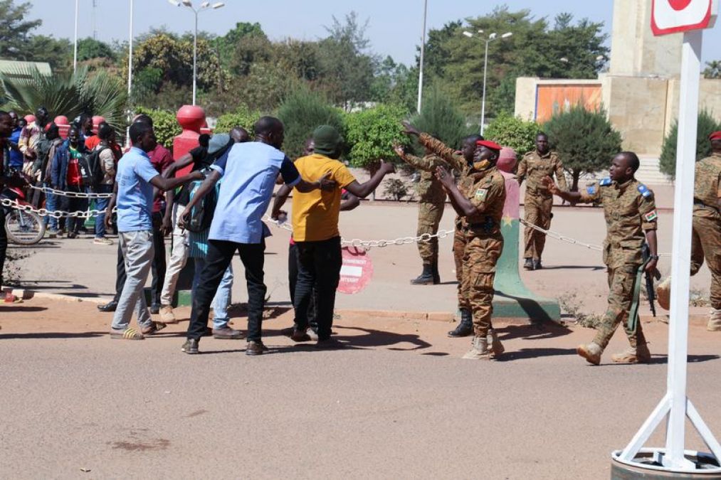 Burkina Faso's president tweets about laying down arms