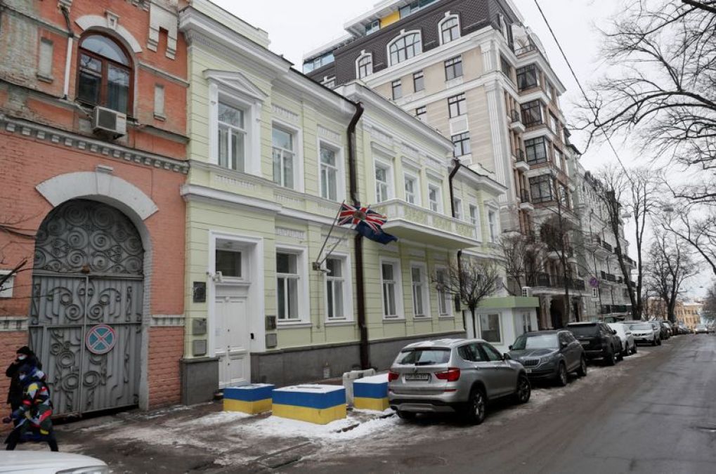यूके ने यूक्रेन से दूतावास के कुछ कर्मचारियों को वापस बुलाया