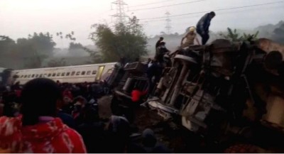 बांग्लादेश चट्टोग्राम में ट्रेन ने बस को मारी टक्कर, 11 की मौत