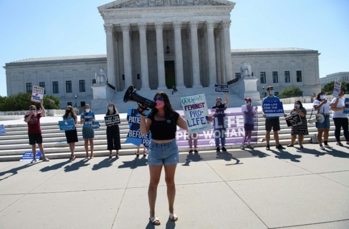 अमेरिकी सुप्रीम कोर्ट ने गर्भपात के मुद्दे पर दिया ऐतहासिक फैसला