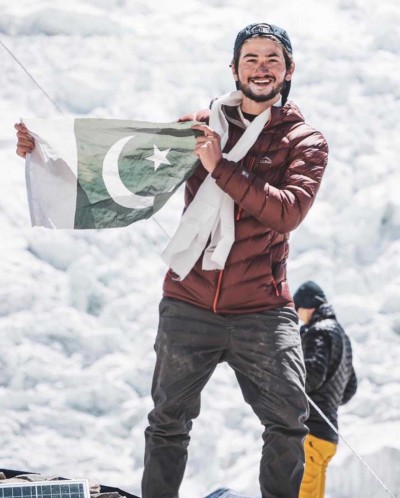 दुनिया की सबसे ऊंची चोटी माउंट एवरेस्ट पर पहुंचा 19 वर्षीय पाकिस्तानी