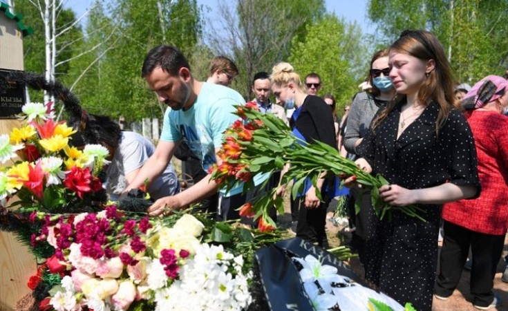 रूसी स्कूल हमले में मारे गए नौ लोगों का किया गया अंतिम संस्कार