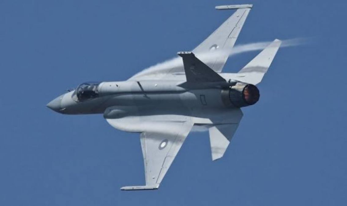 China Delivers First Overhauled JF 17 Fighter Jet To PAF | NewsTrack ...