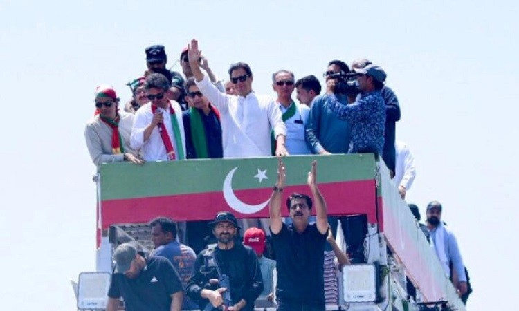 As PTI workers brawl with police on streets, Imran Khan joins long march