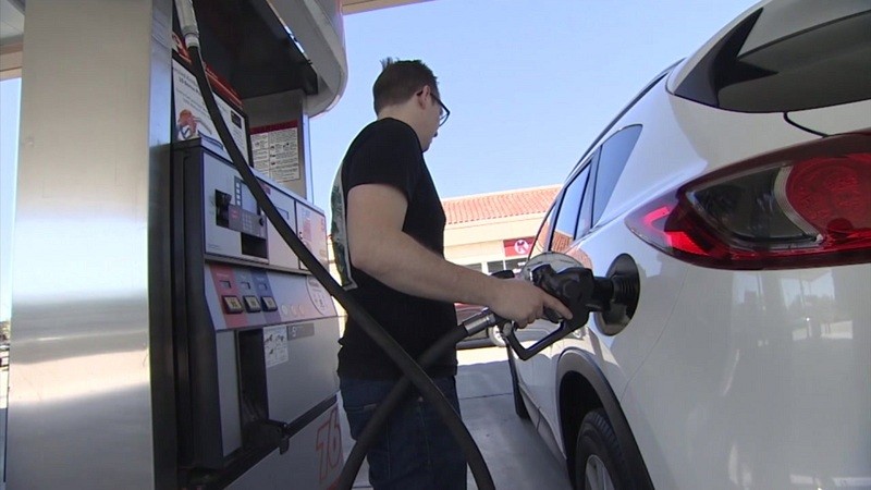 California average gas prices cross new record for second consecutive day