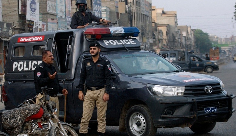 पाकिस्तानी पुलिस ने चार लोगों को हिरासत में लिया