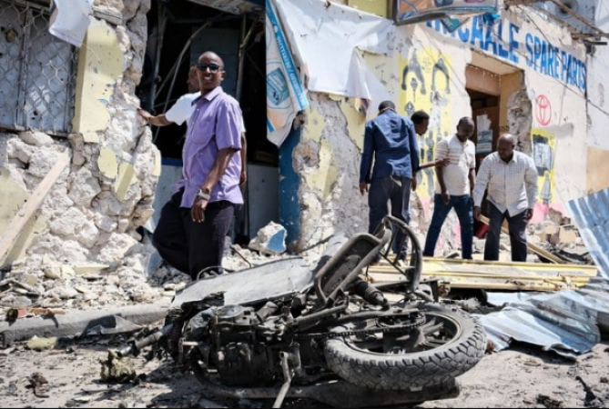 Officials' hotel in Mogadishu is attacked by militants