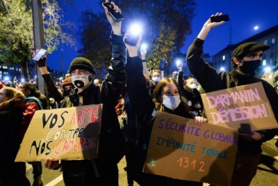 नए सुरक्षा कानून पर फ्रांसीसी पुलिसकर्मियों के साथ प्रदर्शनकारियों की हुई झड़प