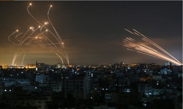रॉकेट फायरिंग को लेकर इजरायली सेना ने गाजा में हमास के ठिकानों पर साधा निशाना