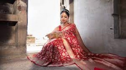 On this day you can show your beauty by wearing red saree, see some latest designs here