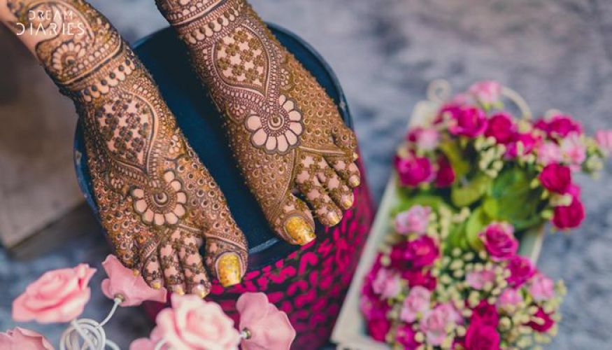 Flaunts your bridal look more with best Mehendi designs !!!