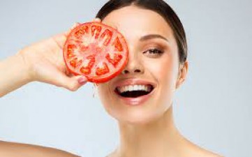 If you want natural glow on your face then use tomato like this