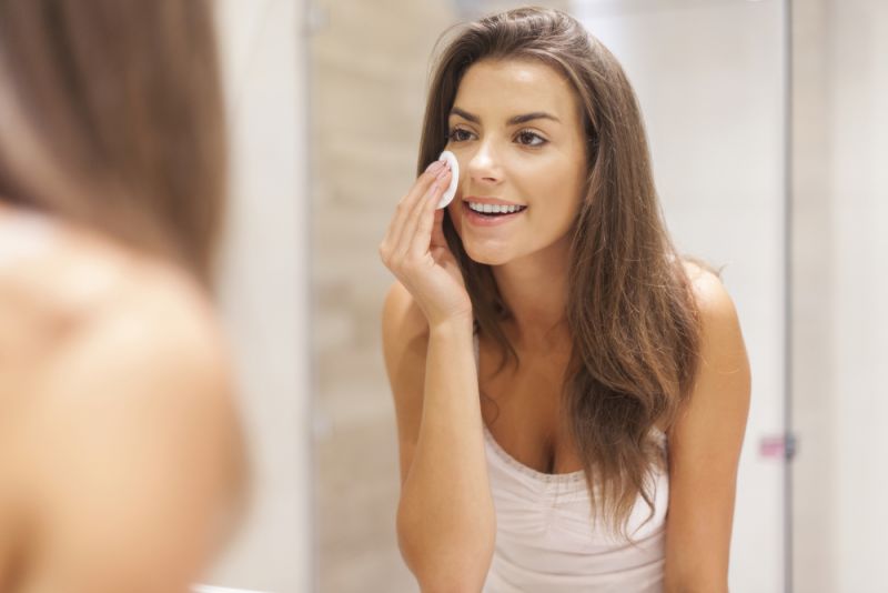 5 benefits of removing your makeup at night