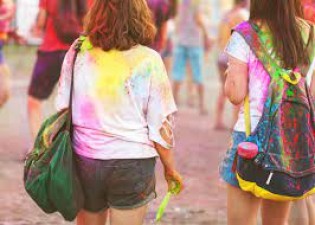 With the help of these tips, easily remove Holi colors from clothes