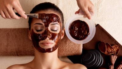 चेहरे पर लगाने से ज्यादा फायदेमंद है डार्क चॉकलेट खाना, जानिए कैसे लगाएं