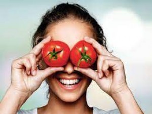 Use tomato in this way, it will bring bridal glow on your face