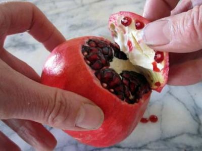 Pomegranate peels can keep your skin young forever