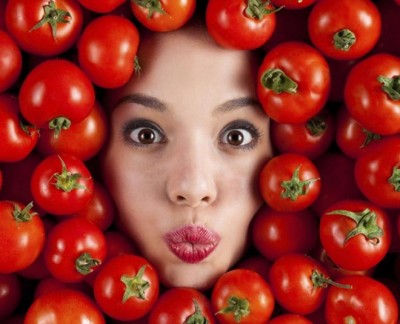 Use tomatoes like this for glowing skin