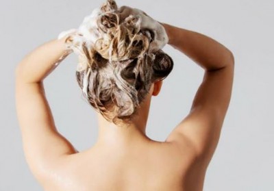 सर्दियों में गर्म पानी से बाल धोने के फायदे या नुकसान, ये है जवाब
