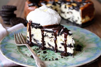 All the Dessert lovers here is the mouth watering oreo cheesecake for you